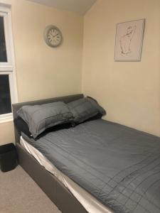 Ένα ή περισσότερα κρεβάτια σε δωμάτιο στο Self Contained Flat