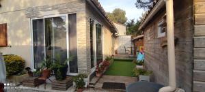 a small house with a green lawn in the backyard at Petite maison 45 m2 avec terrasse sans vis à vis in Le Castellet