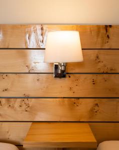 una lámpara en una pared de madera en una habitación en Casa da Praya, en Horta