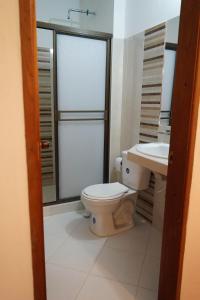 Ένα μπάνιο στο Faros de la Villa, con cocina, WiFi y parqueadero a 4 cuadras de la plaza