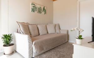 Un sofá blanco en una sala de estar con plantas. en Casa da Praya, en Horta 11 fotos más