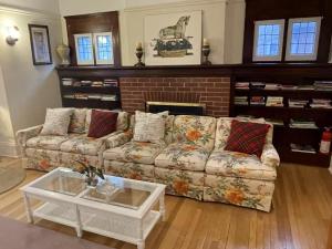 a living room with a couch and a fireplace at Spacious 17 Guest Stay Yonge St Richmond Hill Prime Location in Richmond Hill