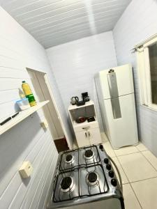 Η κουζίνα ή μικρή κουζίνα στο Casa Amarela Balneário Camboriú