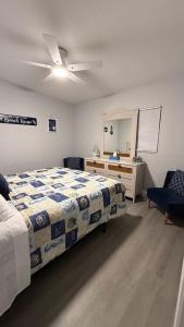sypialnia z łóżkiem i wentylatorem sufitowym w obiekcie Dolphin Cove 1 block from the Beach w mieście Cocoa Beach