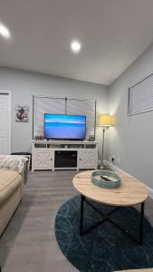 Telewizja i/lub zestaw kina domowego w obiekcie Dolphin Cove 1 block from the Beach