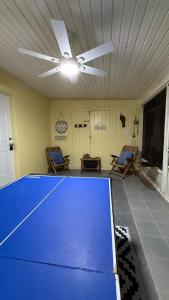 Tenis stołowy w obiekcie Dolphin Cove 1 block from the Beach lub pobliżu