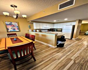 Η κουζίνα ή μικρή κουζίνα στο Vacation in Comfort and luxury - 3 BR Direct Oceanfront - Wyndham Ocean Walk Resort 1023