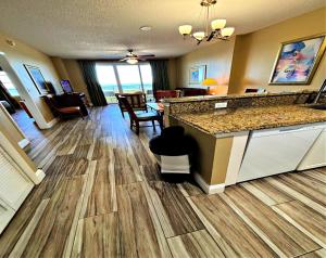 Η κουζίνα ή μικρή κουζίνα στο Vacation in Comfort and luxury - 3 BR Direct Oceanfront - Wyndham Ocean Walk Resort 1023