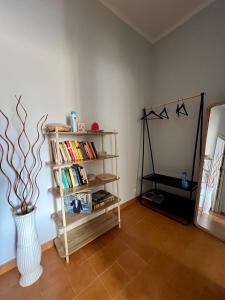 a room with a book shelf filled with books at La Nina soggiorno felice in Moncalieri