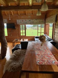 TV a/nebo společenská místnost v ubytování Lodge El Sarao A Una Hora De Puerto Varas