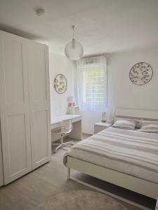 a white bedroom with a bed and a desk at Pied-à-terre de rêve à Marseille - Confort & Style & moderne & équipé & cosy in Marseille
