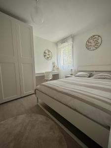 a white bedroom with a large bed and a window at Pied-à-terre de rêve à Marseille - Confort & Style & moderne & équipé & cosy in Marseille