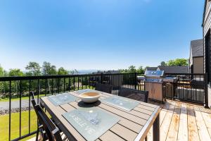 Balkón nebo terasa v ubytování Chalets Grande-Pointe au Massif de Charlevoix -Vélos - Rando -ski-in ski-out