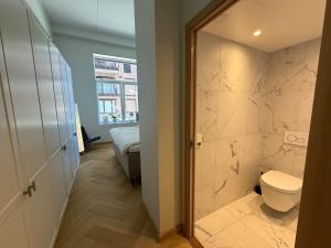 Ένα μπάνιο στο Bohemian luxury New York style apartment close to the beach and city +16 φωτογραφίες