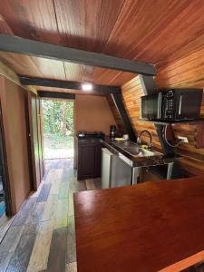 a kitchen with a stove and a microwave at Pozas y Cascadas La Presa in Río Cuarto