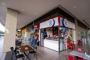 Restaurace v ubytování Apartamento de alto padrão com varanda