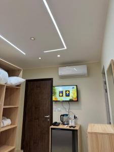 Příslušenství pro přípravu čaje a kávy v ubytování LE Grand Pyramids View & Suites