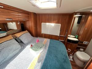 Afbeelding uit fotogalerij van Terrain de loisirs en plein centre de Lièvin camping car in Liévin +8 foto's