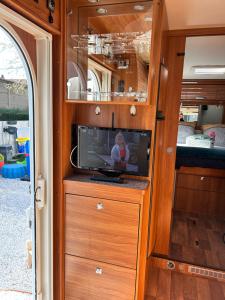 Kuchyň nebo kuchyňský kout v ubytování Terrain de loisirs en plein centre de Lièvin camping car