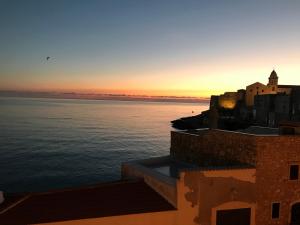 ヴィエステにあるUna Volta sul Mareの建物裏海日没