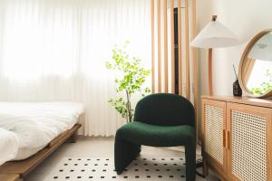 Postel nebo postele na pokoji v ubytování Special Offer,3 minutes to Airport Bus, 3 Bedrooms, 4 Beds, Accommodates up to 7 Guests, Near Hongje Waterfall + 55 fotografií