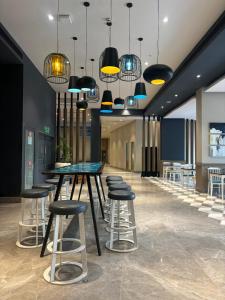 Un restaurante u otro lugar para comer en The Royal Suites Inn, Gomti Nagar Lucknow