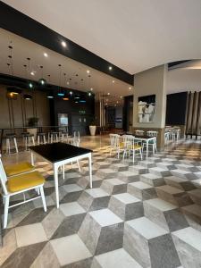 Un restaurante u otro lugar para comer en The Royal Suites Inn, Gomti Nagar Lucknow