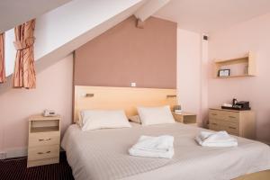 A bed or beds in a room at Rewley House University of Oxford 