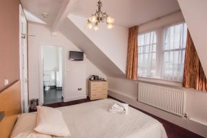 a bedroom with a bed and a window at Rewley House University of Oxford in Oxford