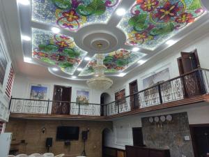 un techo en un edificio con una flor pintada en él en HOTEL SHARONA Samarkand, en Samarkand 20 fotos más