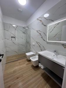 Koupelna v ubytování Skanderbeg Hotel + 37 fotografií