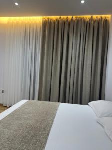 Postel nebo postele na pokoji v ubytování Skanderbeg Hotel
