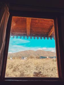 a view of the mountains from a window of a desert at Casa Paz, hermosas vistas, a 9 minutos del centro in Capilla del Monte