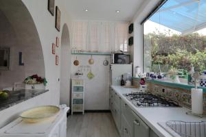 Η κουζίνα ή μικρή κουζίνα στο Villa con giardino a pochi passi dal mare