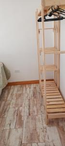ein Zimmer mit einer Holzleiter neben einer Wand in der Unterkunft Quinta Ensenada in Bragado + 7 Fotos