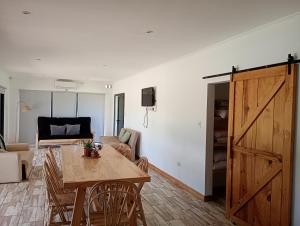 ein Wohnzimmer mit einem Tisch und einer Scheunentür in der Unterkunft Quinta Ensenada in Bragado