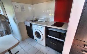 Kuchyň nebo kuchyňský kout v ubytování Small private self-contained unit