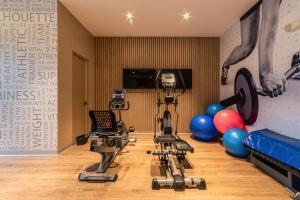 a room with two cameras and balloons and a gym at Midnight 2BR by Geko in Lima