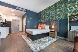 Køkken eller tekøkken på Bold and Bright Stay with Cher & Etta James Flair + 25 billeder