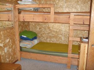 Un par de literas en una habitación en Sierra Bonita Cabins and RV Park, en Guadalupita