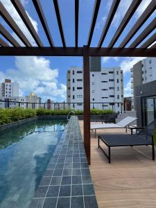 a swimming pool on the roof of a building at Flat aconchegante à 300m do mar! in Cabedelo +4 photos