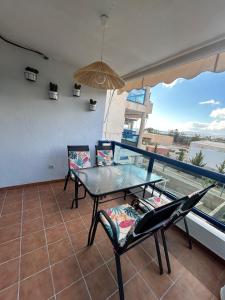 a patio with a table and chairs on a balcony at Apartamento Isla Plana in El Mojón