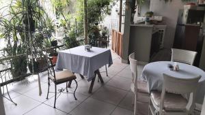 una stanza con tavolo, sedie e cucina di Pousada Tartaruga Marinha a Ubatuba