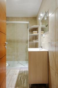 Ένα μπάνιο στο Gray Fox Apartments - Aljabas