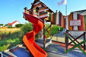 Ο χώρος παιχνιδιού για παιδιά στο Comfortable holiday homes close to the beach