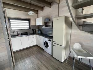 Η κουζίνα ή μικρή κουζίνα στο Comfortable holiday homes close to the beach