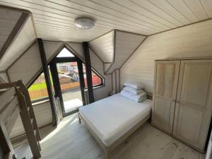 Ένα ή περισσότερα κρεβάτια σε δωμάτιο στο Holiday homes near the beach, sauna, jacuzzi