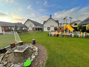 Ο χώρος παιχνιδιού για παιδιά στο Holiday homes near the beach, sauna, jacuzzi