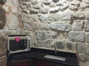 Η κουζίνα ή μικρή κουζίνα στο Bab El-Silsileh Hostel