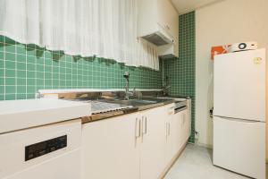 a kitchen with a sink and a refrigerator at 잠실Cozy BnB 가족친구여행 감성숙소 역세권 선착순 무료주차 #롯데타워 #KSPO #석촌호수 #서울아산병원 in Seoul